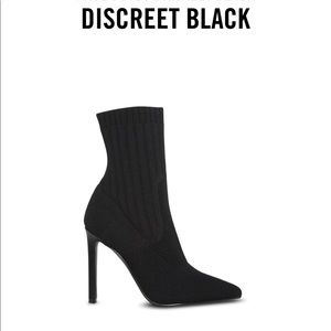 Discreet black booty Steve Madden